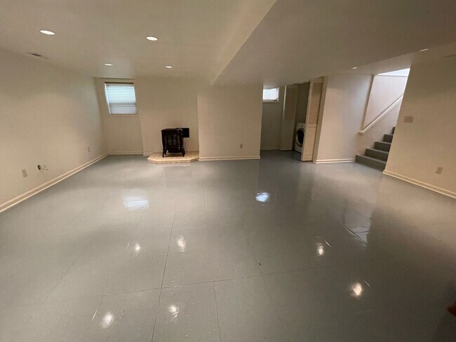 Building Photo - 5012 N Yale St