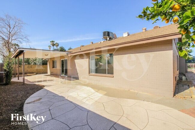 Building Photo - 2733 E Larkspur Dr