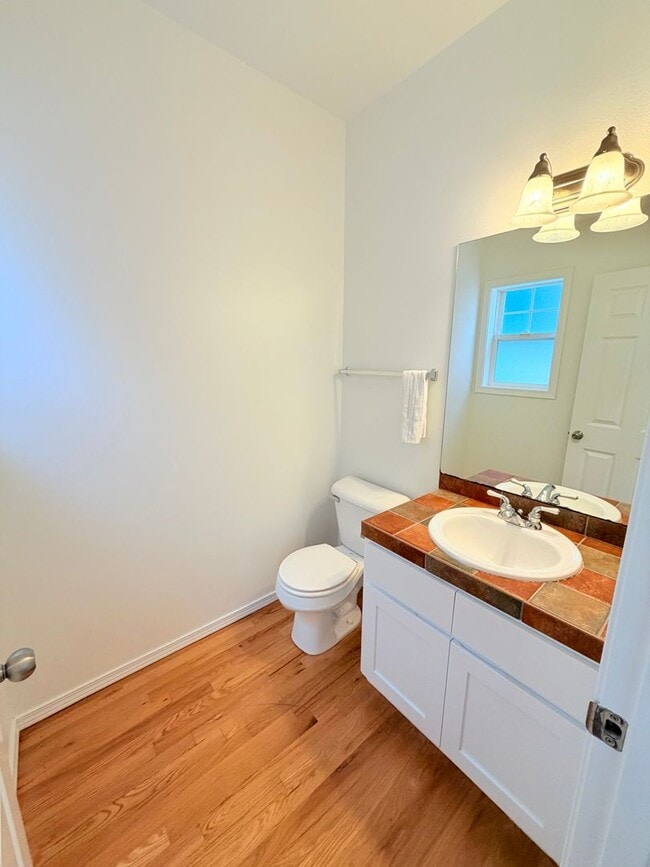 Building Photo - Lovely Ballard Townhome - Exceptional Location! AVAILABLE NOW!