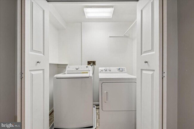 Building Photo - 2002 Derby Ridge Ln