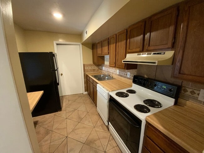 Building Photo - 3 Bedroom 1 Bathroom Apartment