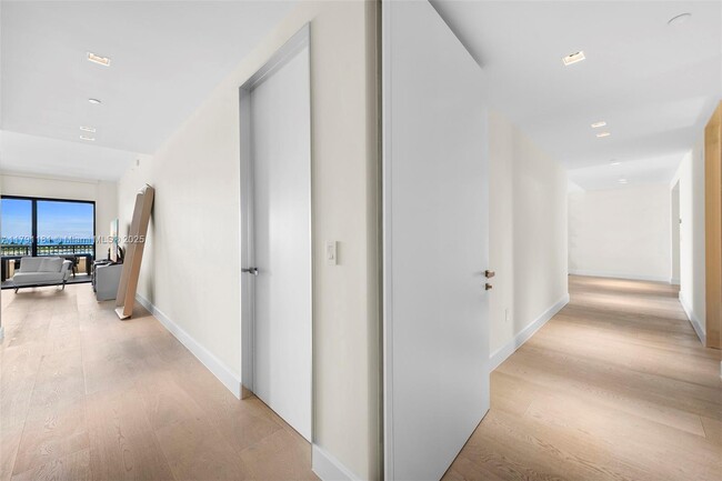 Building Photo - 7055 Fisher Island Dr