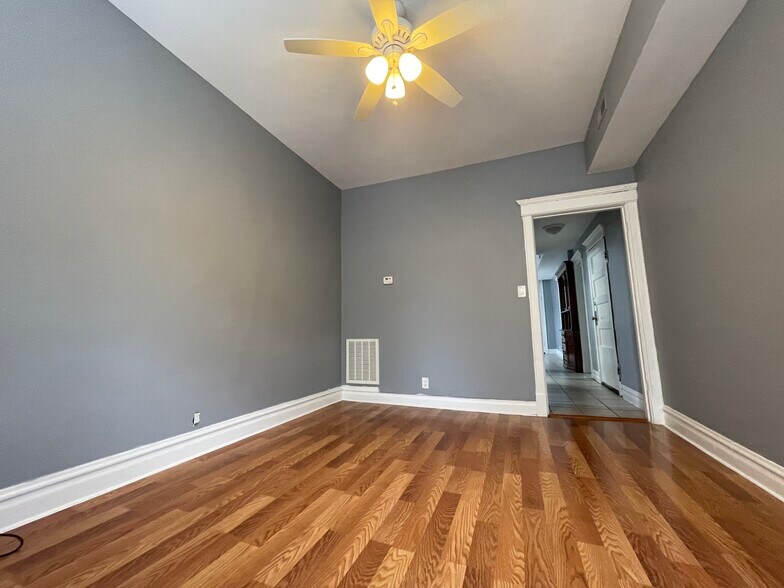 Building Photo - 2532 S Albany Ave