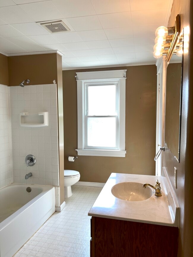 Building Photo - 111 S Edgewood Ave