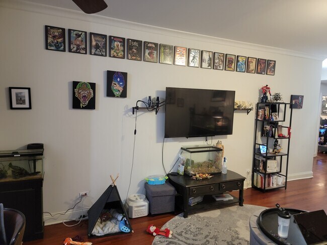 Building Photo - 7627 N Greenview Ave