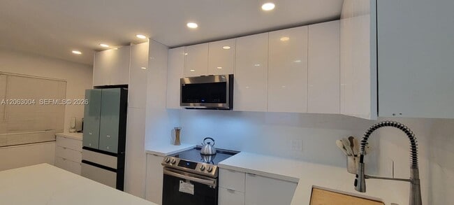 Building Photo - 222 Oakridge N