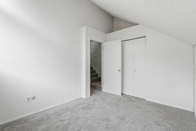 Building Photo - Beautiful 5-bed, 3.5 bath townhome steps from hiking trails and West Pearl St