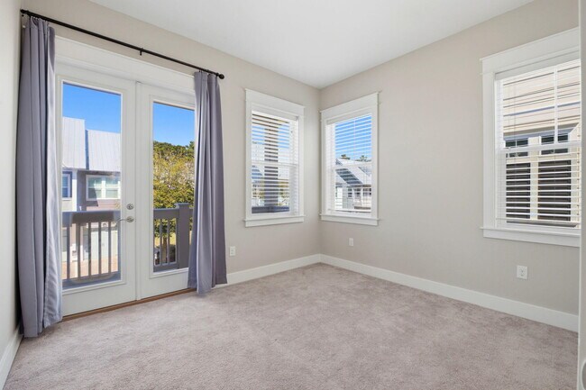 Building Photo - 26 E Pine Lands Lp