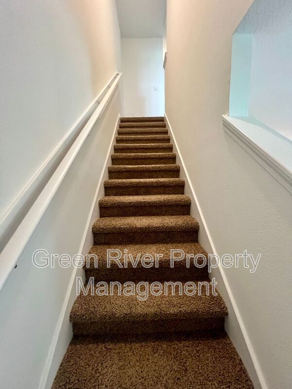 Building Photo - 827 Rivertree Pl