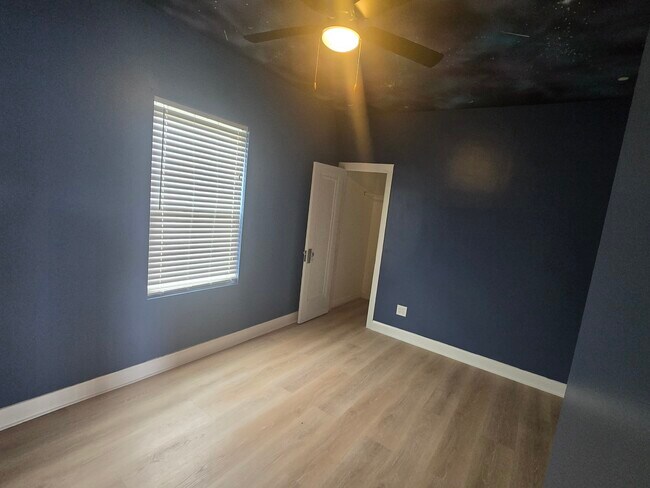 Building Photo - 9517 S Escanaba Ave