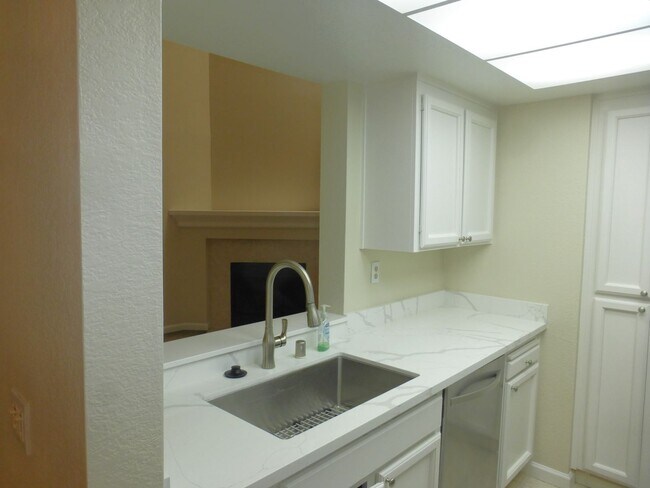 Building Photo - Townhouse 2 bedrooms, 2 1/2 baths, 2 car g...