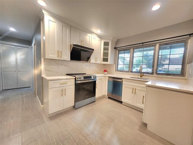 Building Photo - 18 Bamboo Ln