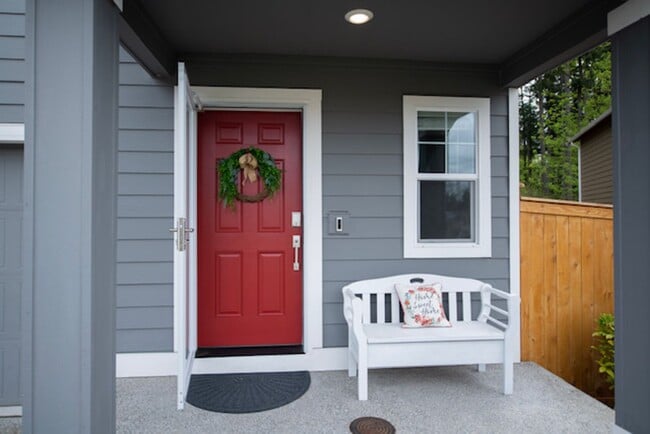Building Photo - Nearly New Dupont Home 3bed and 2.5 Bath 1...