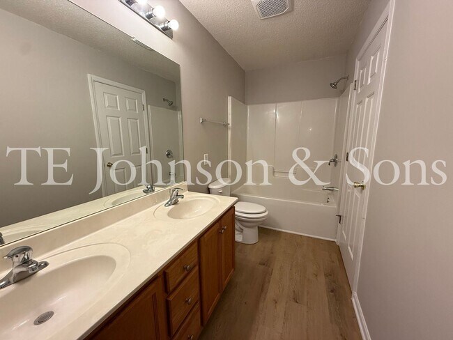 Building Photo - 3355 Kensington Pl