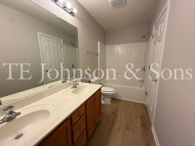 Building Photo - Beautiful 3BR Home with Vaulted Ceilings, Community Pool & Main Level Primary Suite