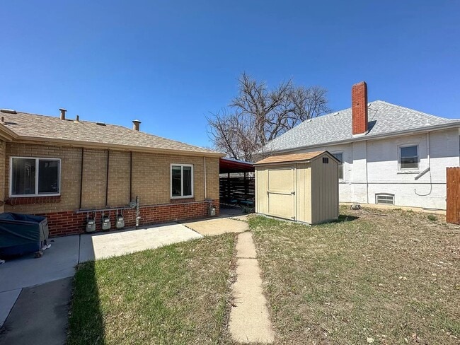 Building Photo - Great two bed / one bath in south Denver f...