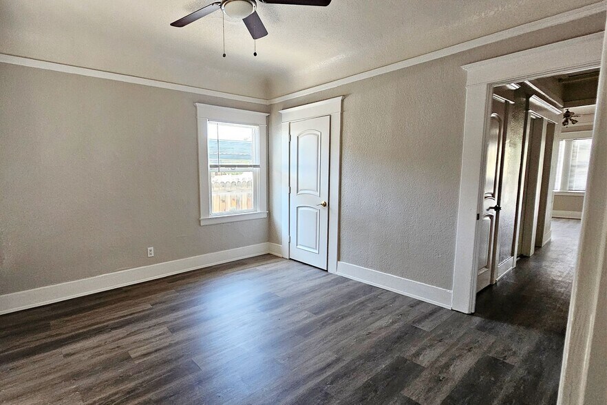 Building Photo - 342 W 10th St