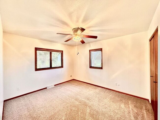 Building Photo - Gorgeous Private Home with Views!