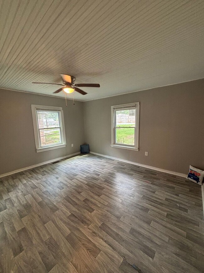 Building Photo - 3-Bed Home $1300 – Spacious & Move-In Ready!
