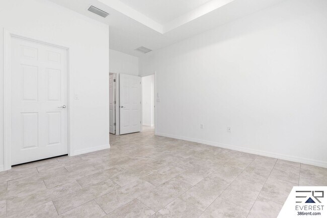 Building Photo - Modern 3-Bed, 2-Bath Townhome with Private Yard & 2-Car Garage