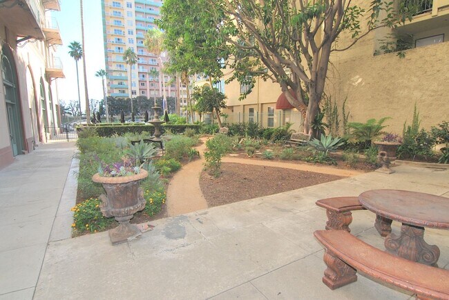 Building Photo - Ocean View Living in the Heart of Long Beach – 1 Bed / 1 Bath Corner Condo