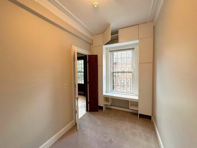 Building Photo - 32 Gloucester St