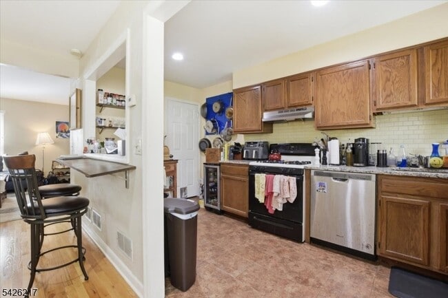 Building Photo - 23 Doremus St