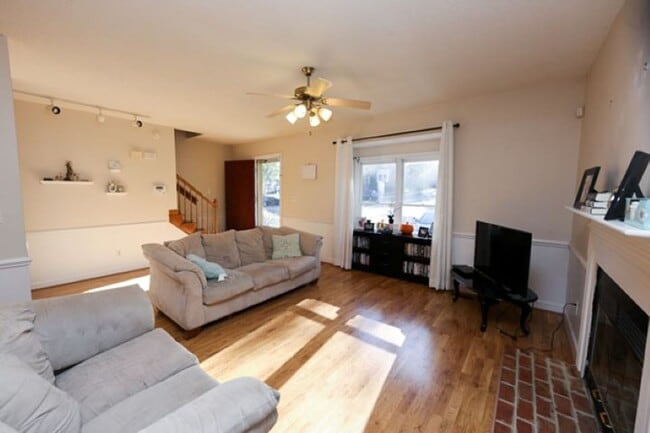 Building Photo - End Unit 3 Bedroom Townhome in Popular Woo...
