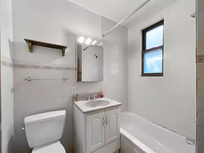 Building Photo - Furnished room/NOT APARTMENT