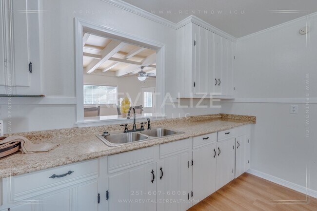 Building Photo - 3 Bed 2 Bath Gem in Midtown Mobile!!