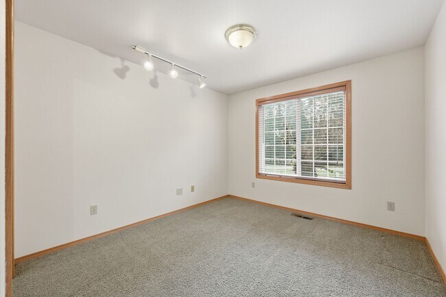 Building Photo - Move in ready! 3 bed, den, 2 bath rambler on 4.62 acres with pasture in Tumwater School District.