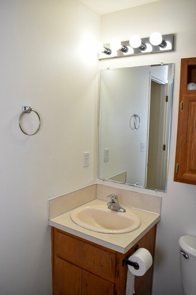 Building Photo - Great 3BD Ranch in Orchards- Gorgeous Laminate Floors Throughout!