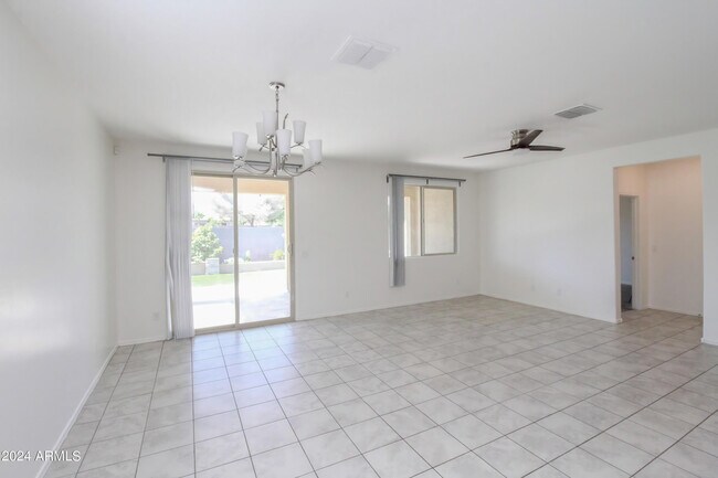 Building Photo - 637 E Buckingham Ave