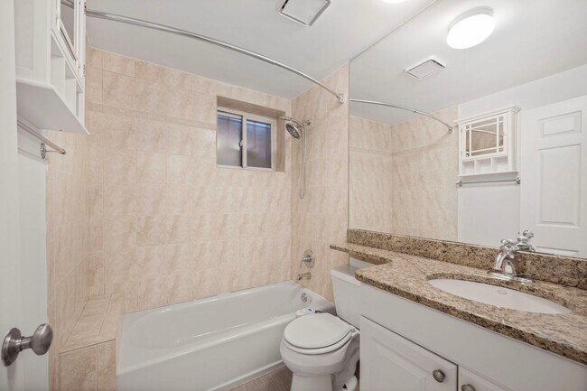 Building Photo - Available now! 2 Bed 2 Bath in Adams Morga...