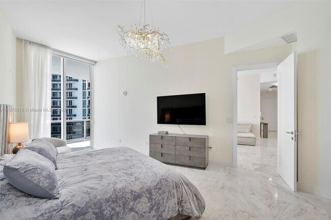 Building Photo - 16001 Collins Ave