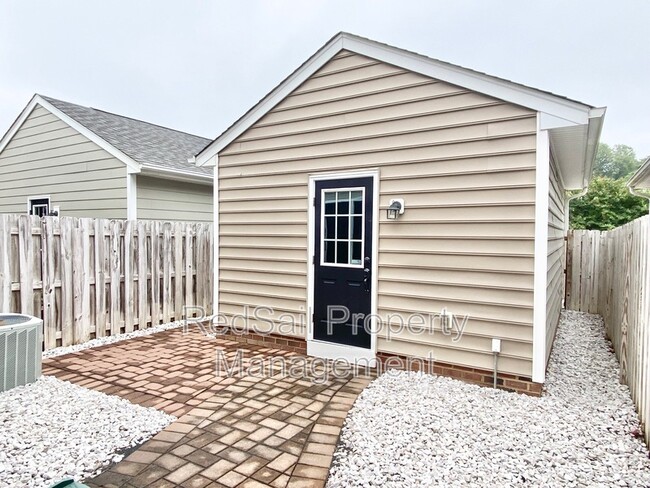 Building Photo - 411 Quarterpath Rd