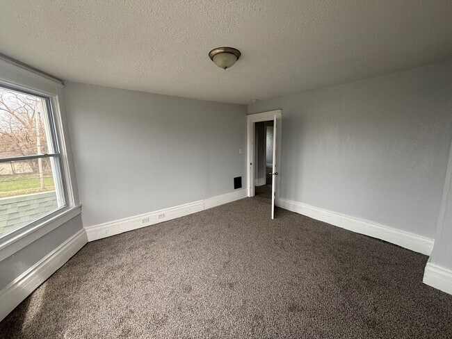 Building Photo - Charming 5-Bedroom Property in Prime Location