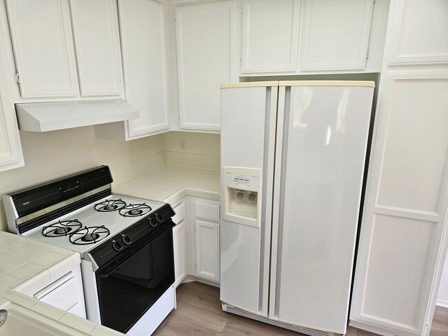 Building Photo - Wonderful 2 Bedroom 2 Bathroom Upper Level...