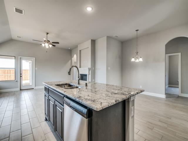 Building Photo - 512 Redbud Dr