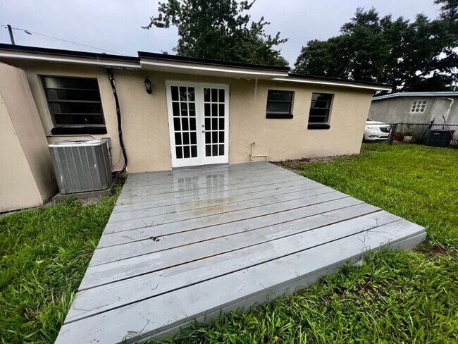 Building Photo - Remodeled 4 Bedroom 2 Bath Home Minutes from Sanford international Airport!