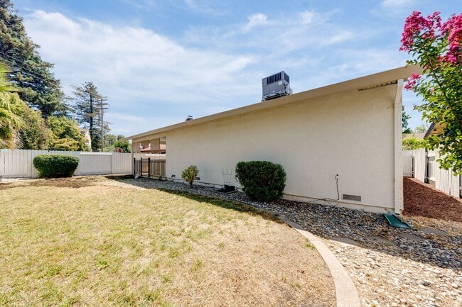 Building Photo - Charming 3 Bedroom Single-Story with Firep...