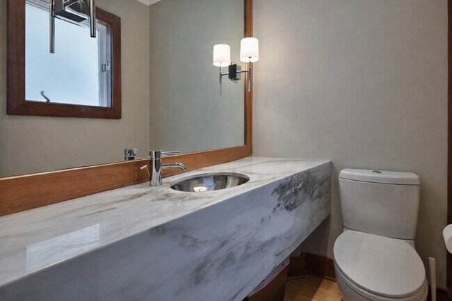 Building Photo - 419 W Briar Pl