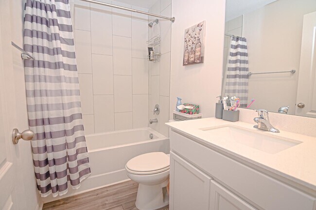 Building Photo - 695 Bay Leaf Dr