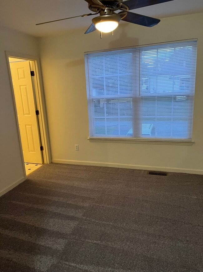 Building Photo - S. Market