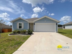 Building Photo - Spacious 4-Bedroom Home in Silver Lake Village, Crestview!