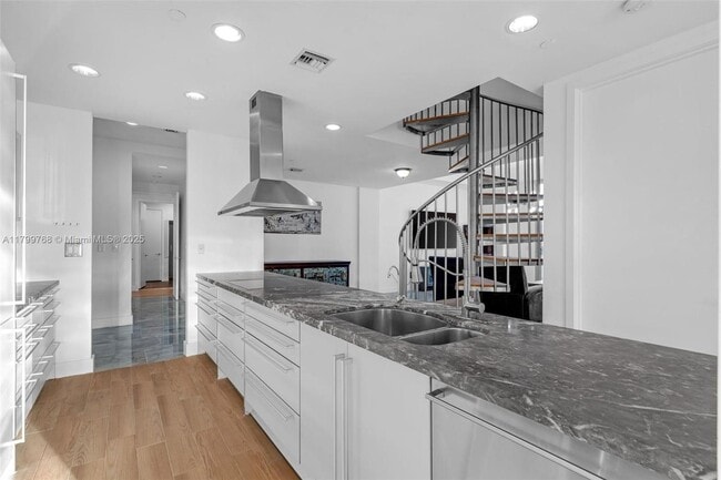 Building Photo - 201 Aqua Ave