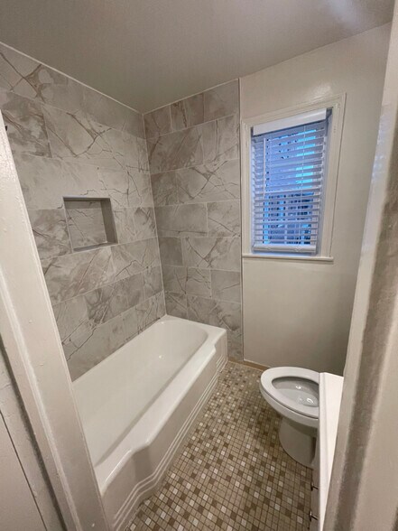 Building Photo - 2008 Fort Davis St SE