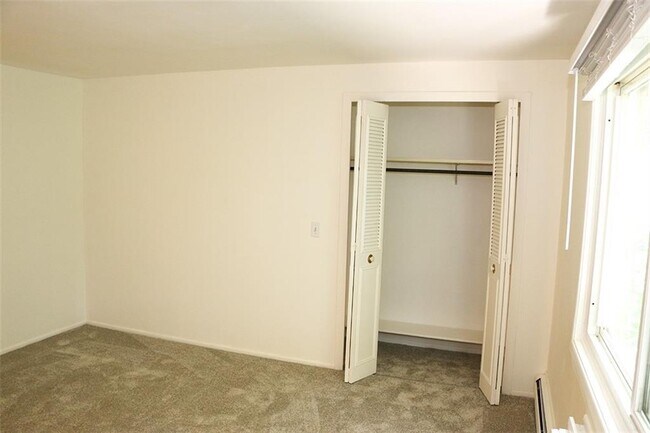 Building Photo - 494 Putnam Pike