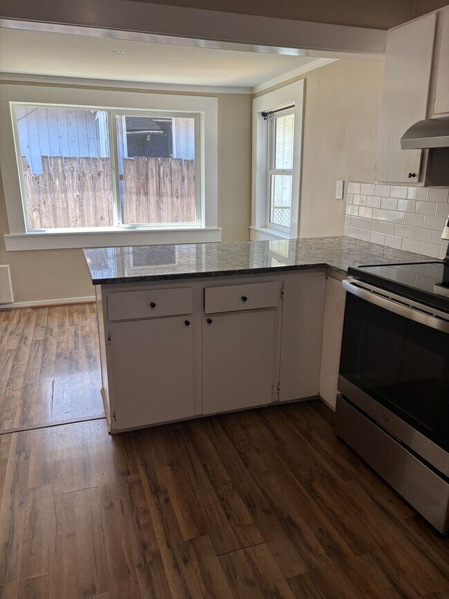 Building Photo - Cute Updated Home in Newberg