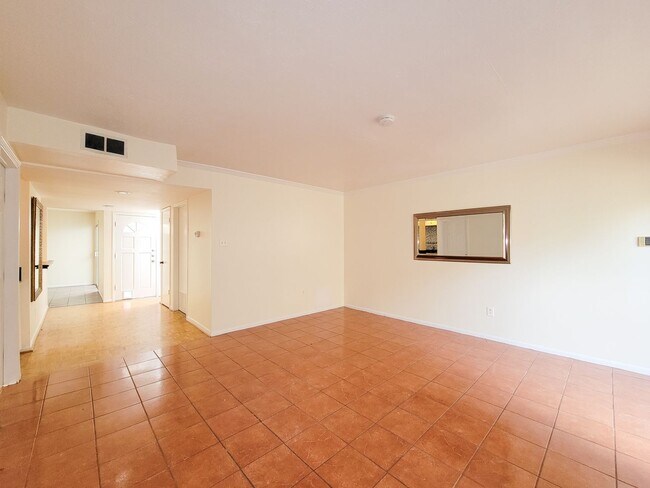 Building Photo - Stylish Townhouse in Prime Location – Walk to Whole Foods, Shops & Dining!